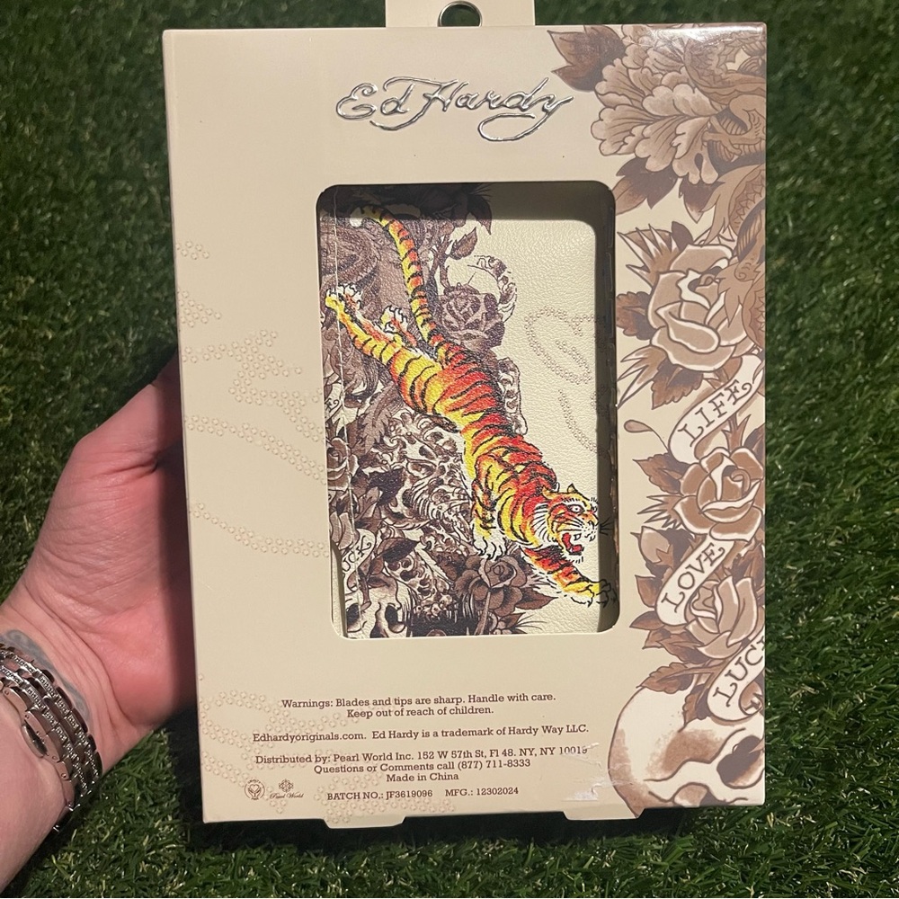 Ed Hardy Tiger 8PC Grooming Tool Set